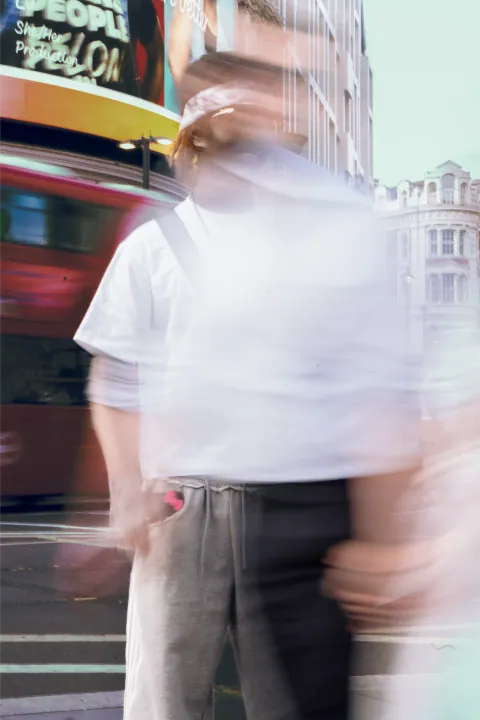 Pose longue artistique à Piccadilly Circus, bus rouge en filé
