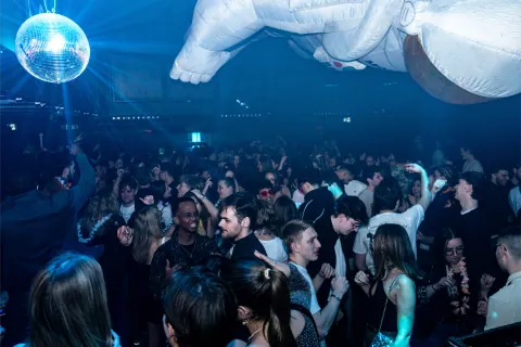 Soirée au D! Club à Lausanne, silhouettes sous les stroboscopes (photo 1)
